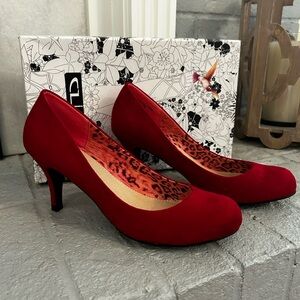 Women’s red heels size 7.5